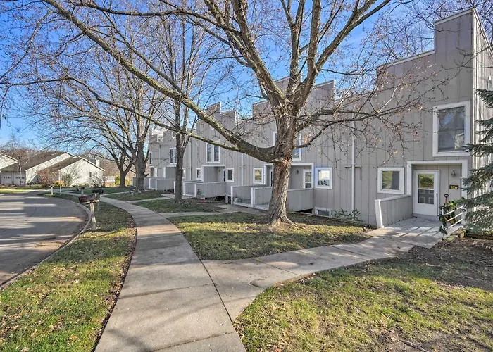 Lovely Iowa City Townhome ~ 3 Mi To Dtwn!