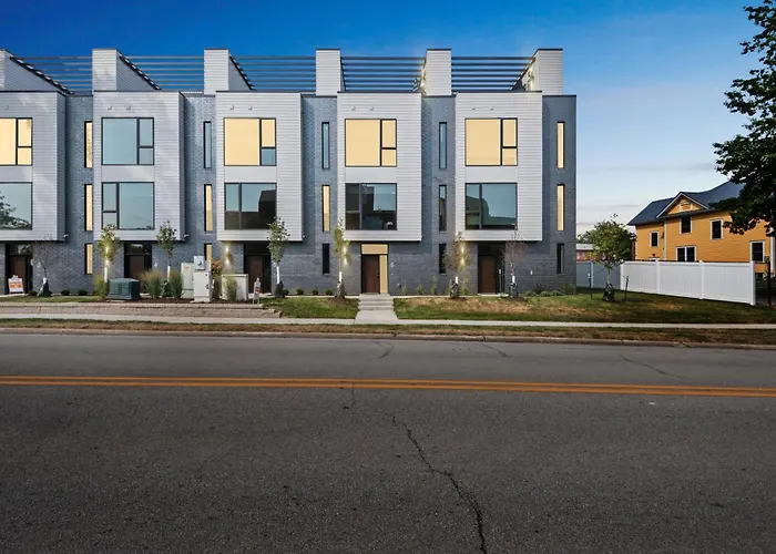 New Modern Townhome With Rooftop Patio Townhouse