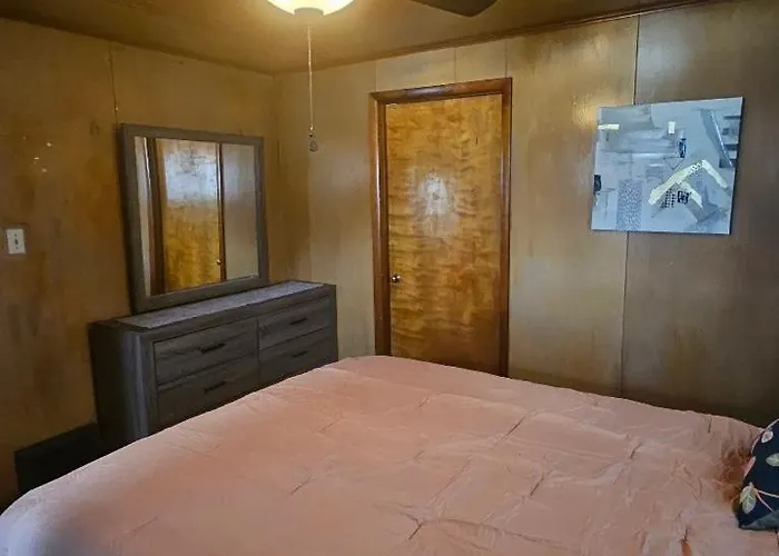 Cozy Retreat With Dine-In Kitchen