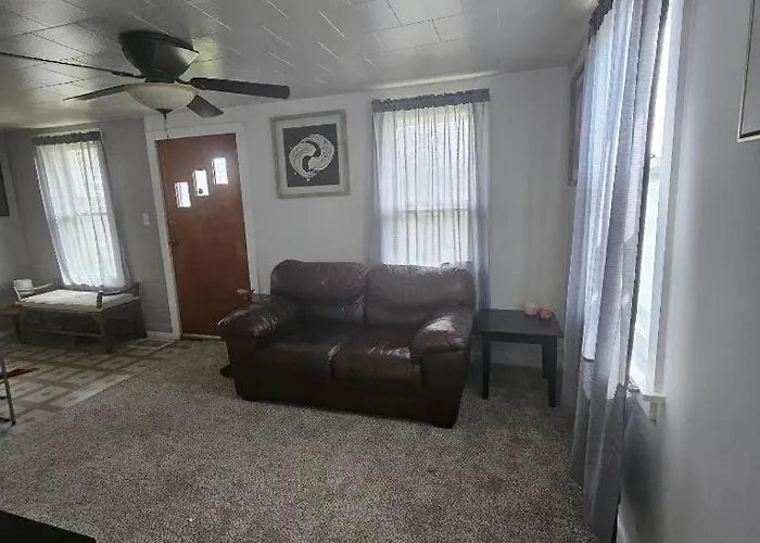 Cozy Retreat With Dine-In Kitchen