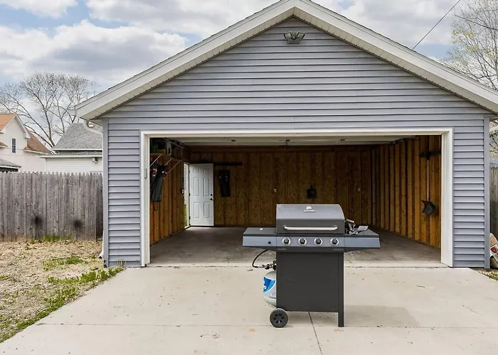 Stadium House - Next To Kernels/Roughriders Arena