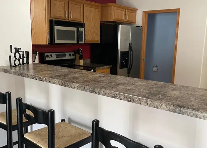Stunning Executive Townhome In Private Hoa